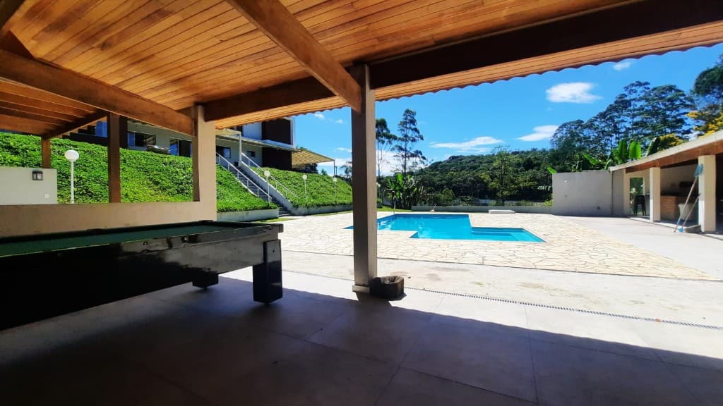 Piscina e salão de jogos coberto