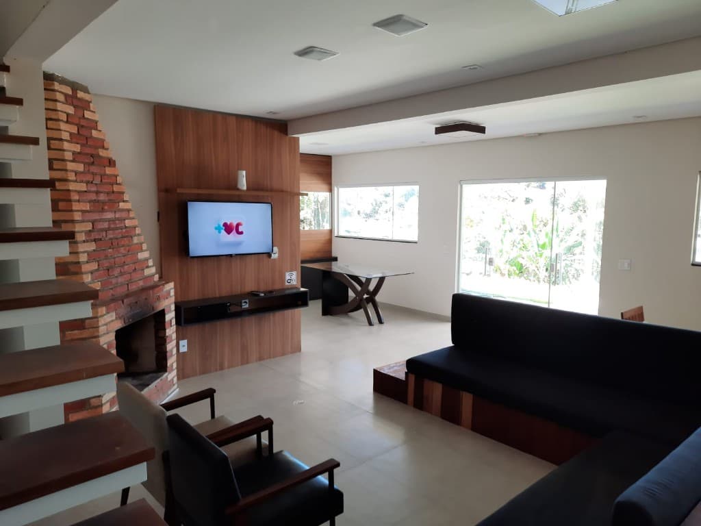 Sala de estar com lareira interna e TV